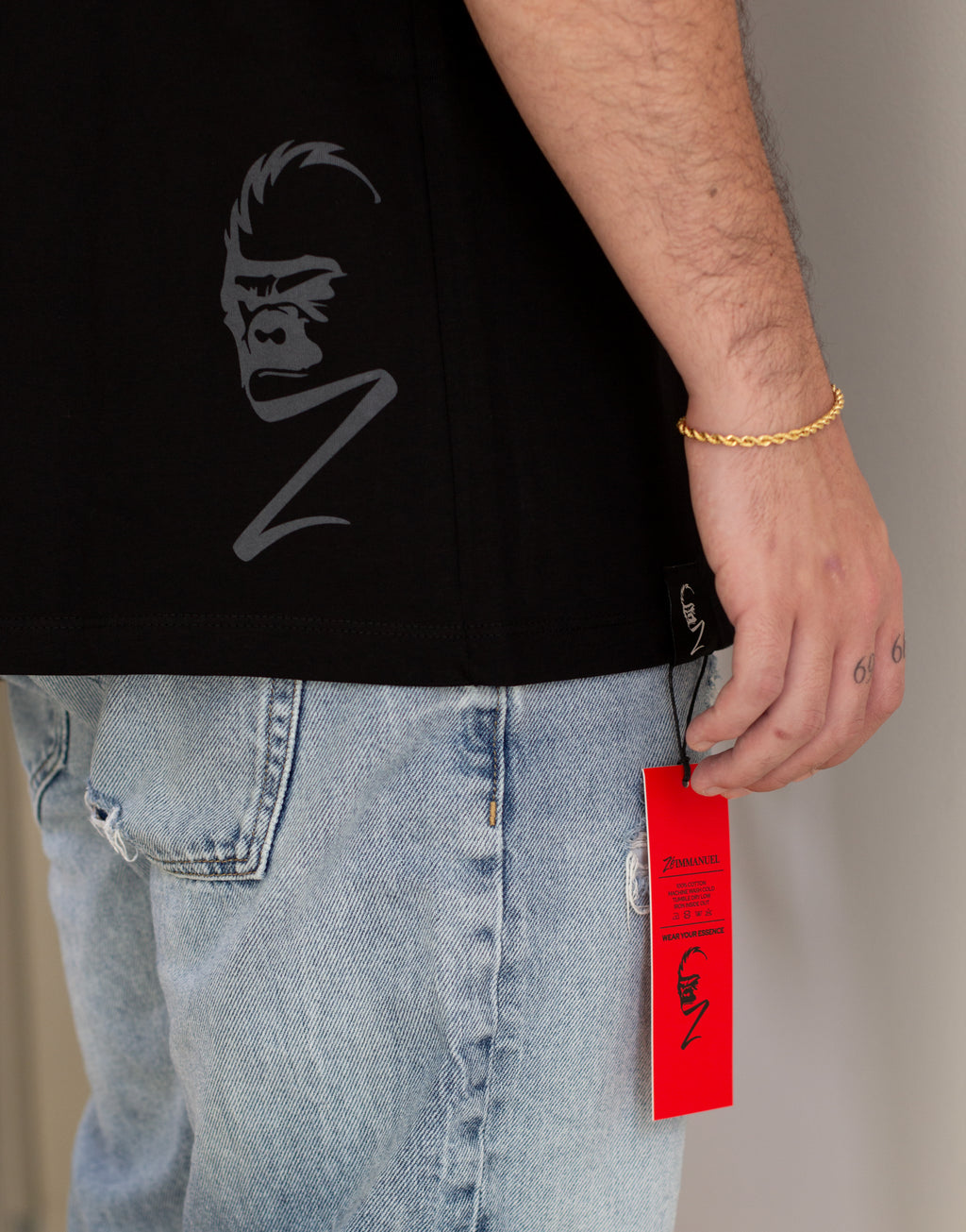 WEAR YOUR ESSENCE BASIC BLACK TSHIRT